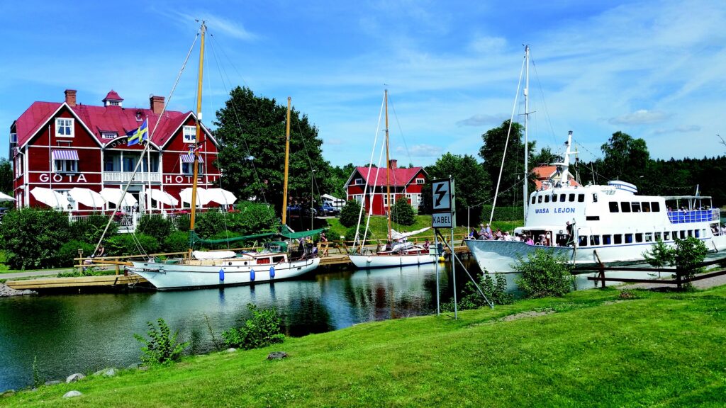 Västergötland göta canal cruise bed and breakfast boat trip